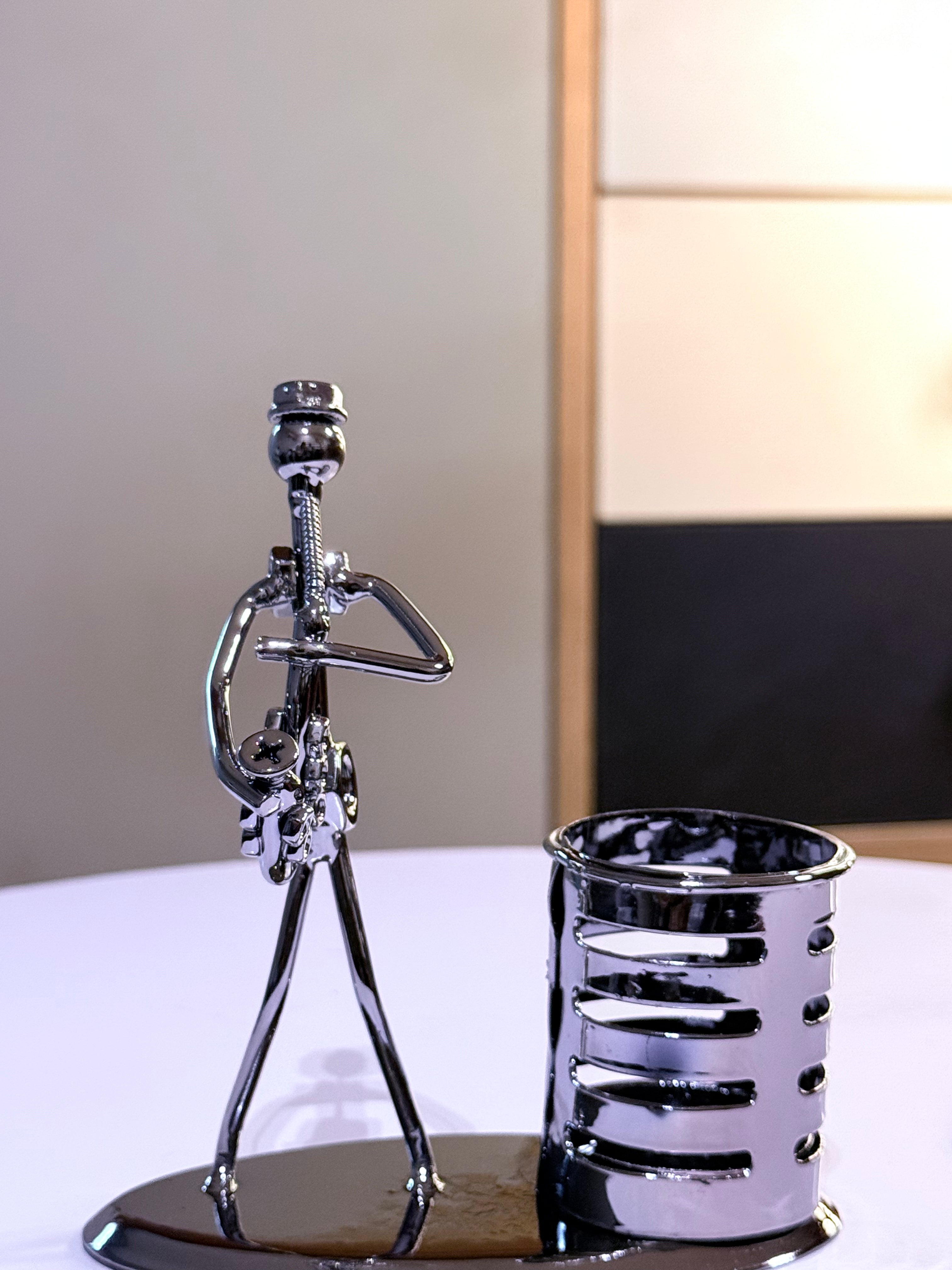 Music Man Pen Stand